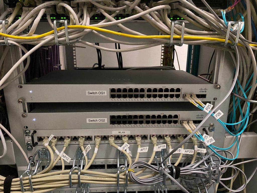 Einbau Switches Netzwerkschrank