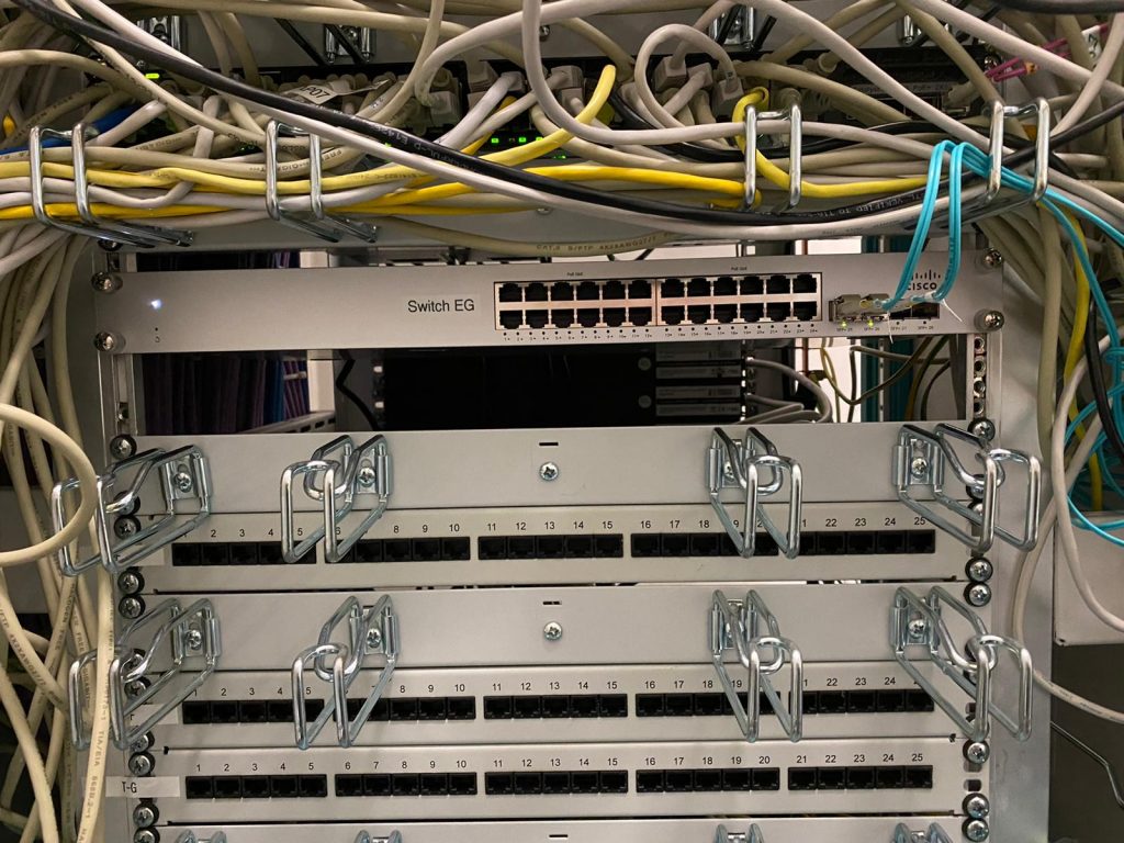 Netzwerkschrank Einbau Switches